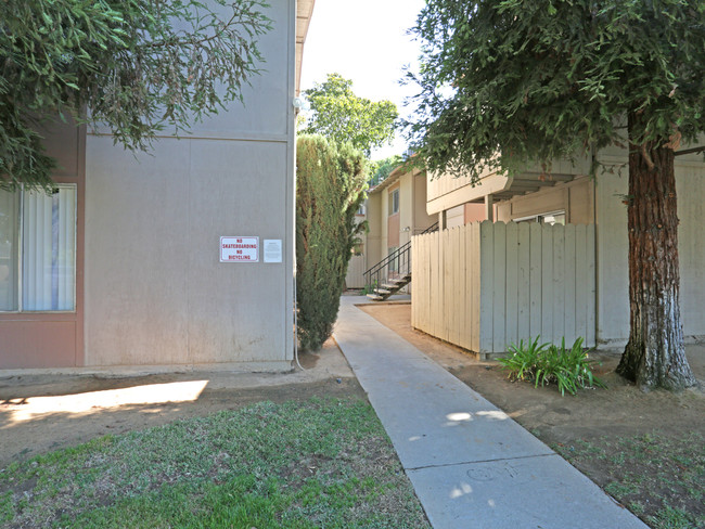 Lindsay Apartments in Fresno, CA - Foto de edificio - Building Photo