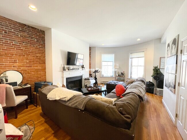 1692 Washington St, Unit 2 in Boston, MA - Foto de edificio - Building Photo