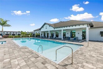 7555 Rockefeller Dr in Naples, FL - Foto de edificio - Building Photo