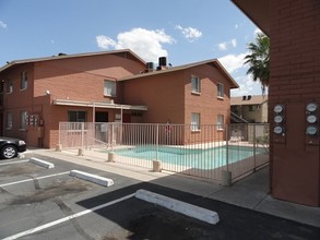 Mountain View Apartments in Phoenix, AZ - Building Photo - Building Photo