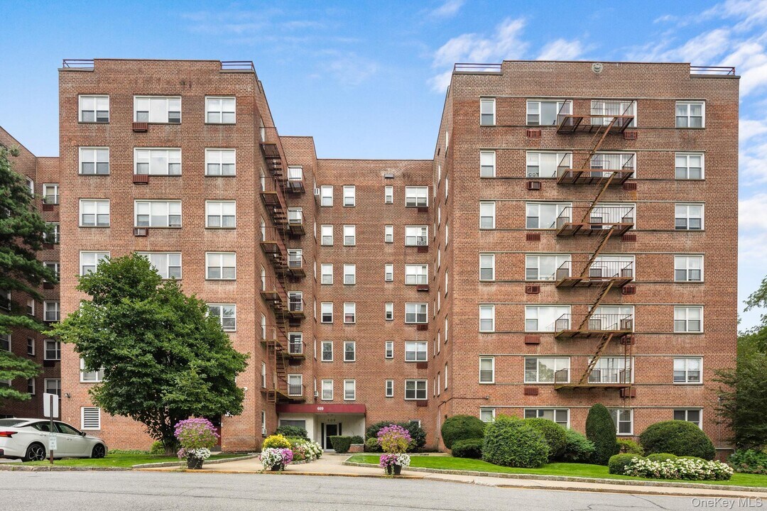 609 Palmer Rd in Yonkers, NY - Building Photo