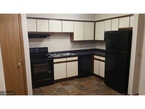 2204 Hanley Rd-Unit -4 in Hudson, WI - Foto de edificio - Building Photo