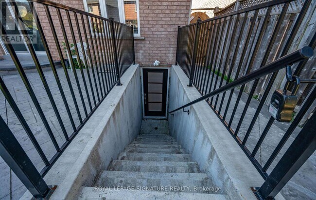 5615 Heatherleigh Ave in Mississauga, ON - Building Photo - Building Photo