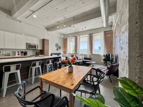 555 Evergreen St in Dallas, TX - Building Photo - Building Photo