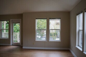212-236-236 SW Meade St in Portland, OR - Building Photo - Building Photo