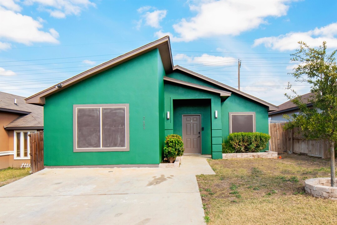 3409 Jose C Santos Dr in Laredo, TX - Building Photo