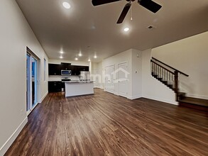 33130 Ten Trails Pkwy in Black Diamond, WA - Foto de edificio - Building Photo