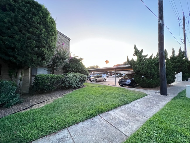 7076 N Holiday Dr, Unit Second floor in Galveston, TX - Foto de edificio - Building Photo
