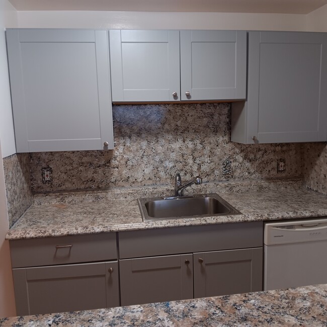 22700 Garrison St, Unit #307 in Dearborn, MI - Foto de edificio - Building Photo