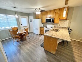 724 S Welch St in Denton, TX - Building Photo