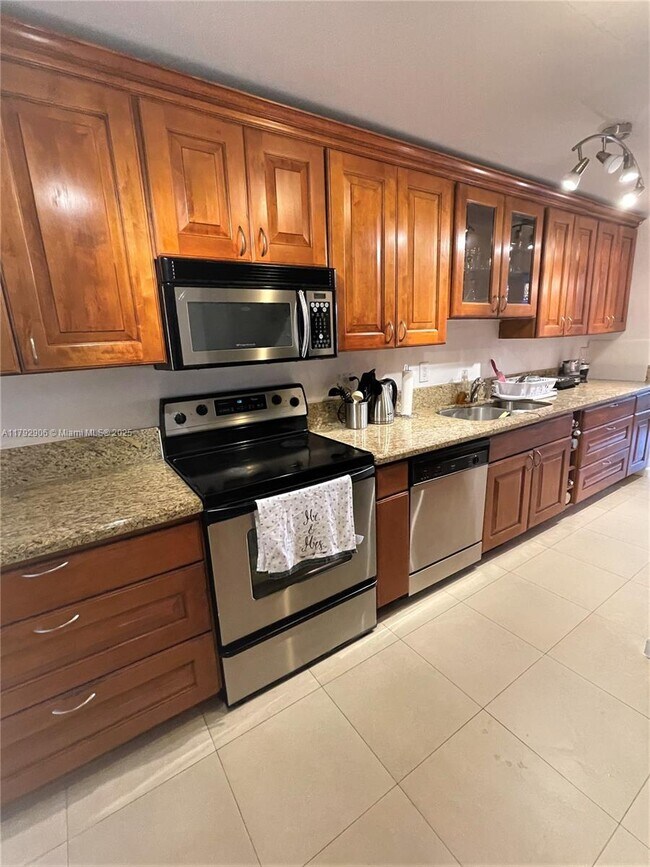 3660 NE 166th St in North Miami Beach, FL - Building Photo - Building Photo