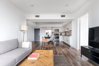 10473 Santa Monica Blvd in Los Angeles, CA - Building Photo - Building Photo