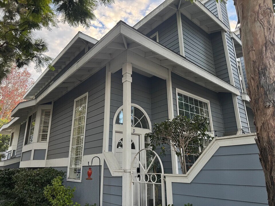 8115 Surfline Dr in Huntington Beach, CA - Building Photo