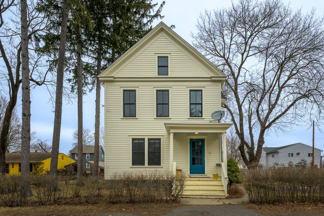 25 Columbia Tpke in Hudson, NY - Building Photo