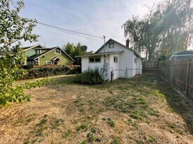 2406 N Russet St in Portland, OR - Building Photo