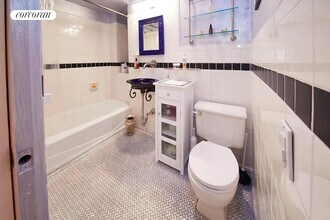 22 Cornelia St in New York, NY - Building Photo - Building Photo