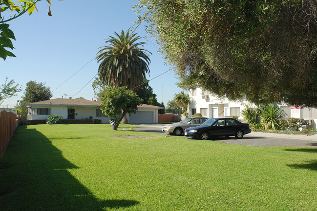 Broadway Garden Apartments in San Gabriel, CA - Foto de edificio - Building Photo