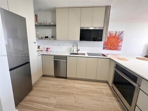 2899 Collins Ave in Miami, FL - Building Photo - Building Photo