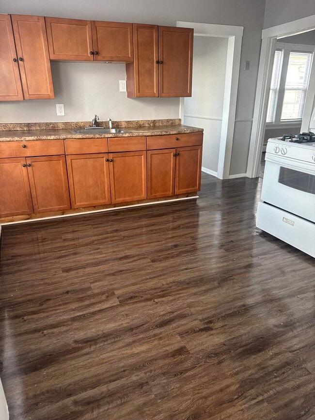 66 Preston St, Unit Second Floor in Hartford, CT - Building Photo - Building Photo