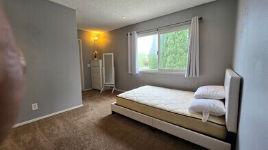 11045 Flower Ave in Fountain Valley, CA - Foto de edificio - Building Photo