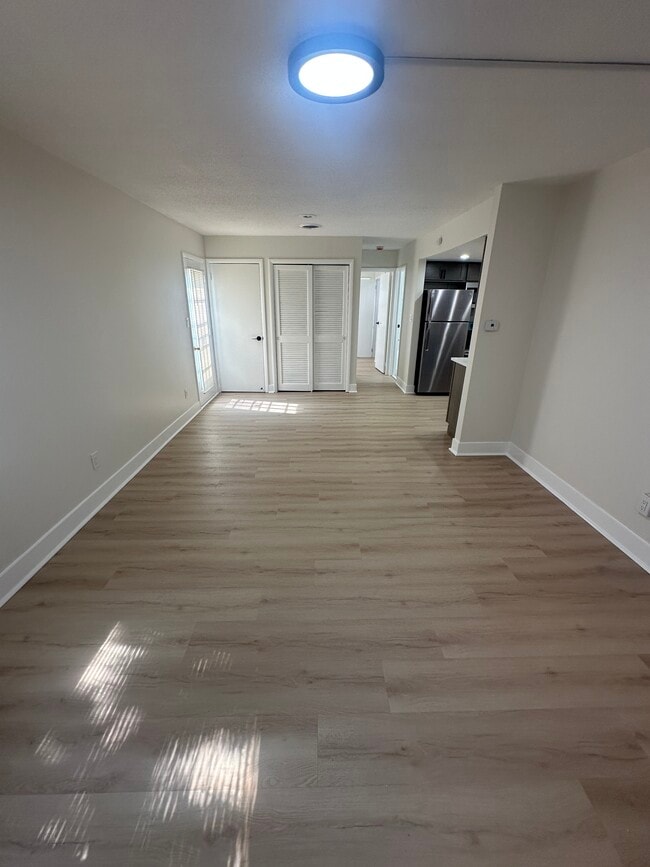 715 E 12th St, Unit L
