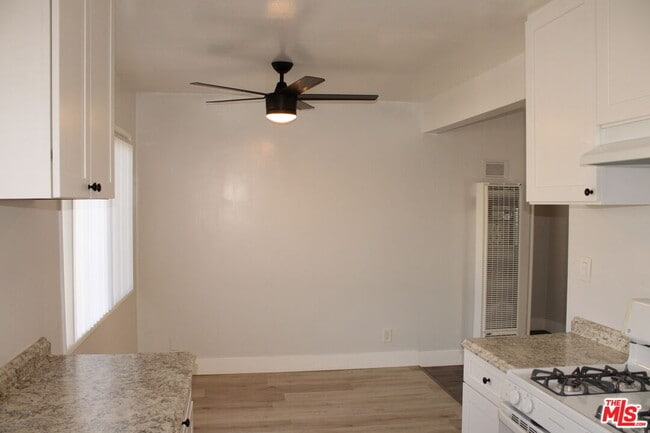 1026 S Flower St in Inglewood, CA - Building Photo - Building Photo