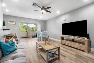 126 Sparrow Dr in Royal Palm Beach, FL - Building Photo