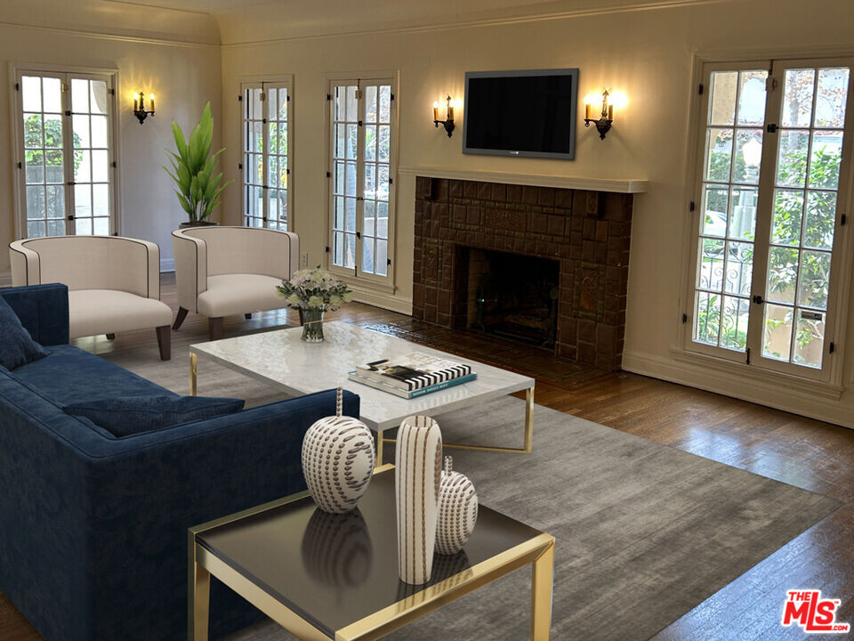 326 N Orange Dr in Los Angeles, CA - Building Photo