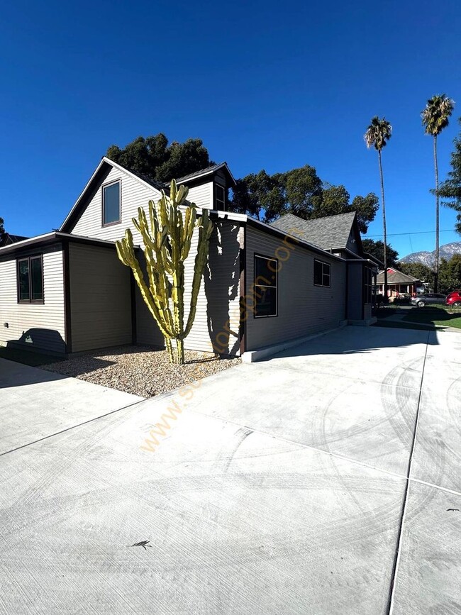 696 E 9th St in Upland, CA - Foto de edificio - Building Photo