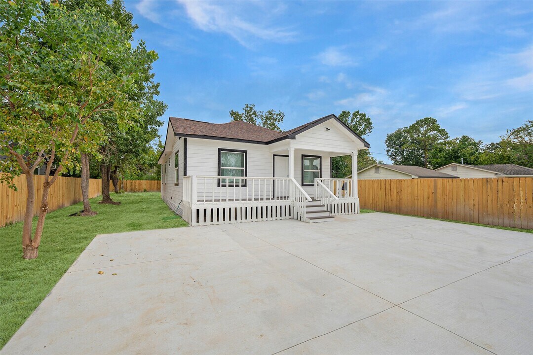 9305 Kentshire Dr in Houston, TX - Building Photo