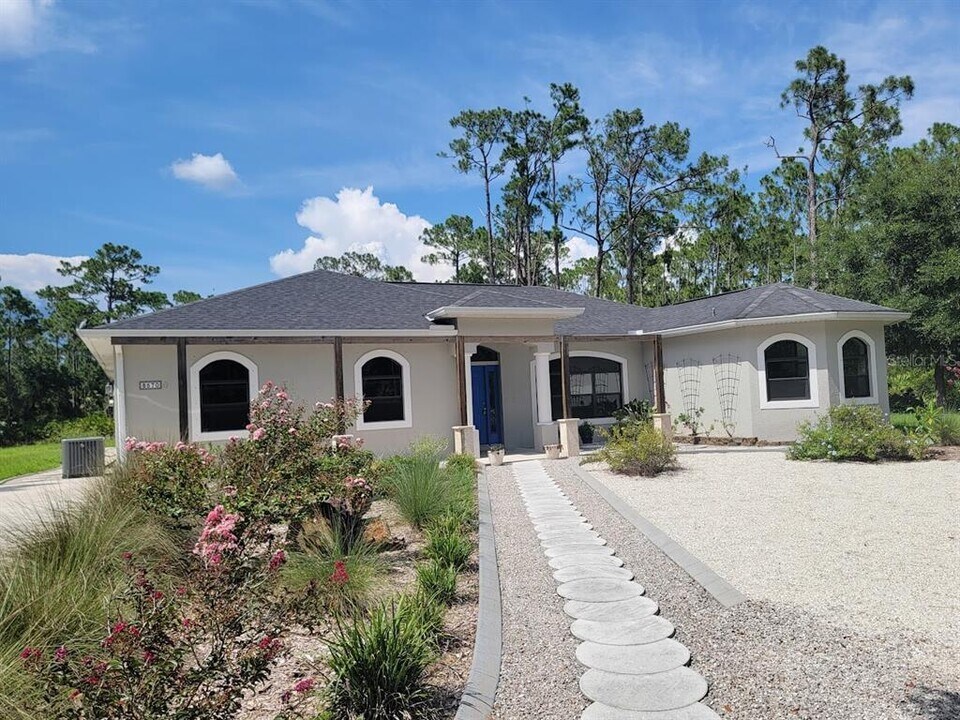 8570 Tropicaire Blvd in North Port, FL - Building Photo