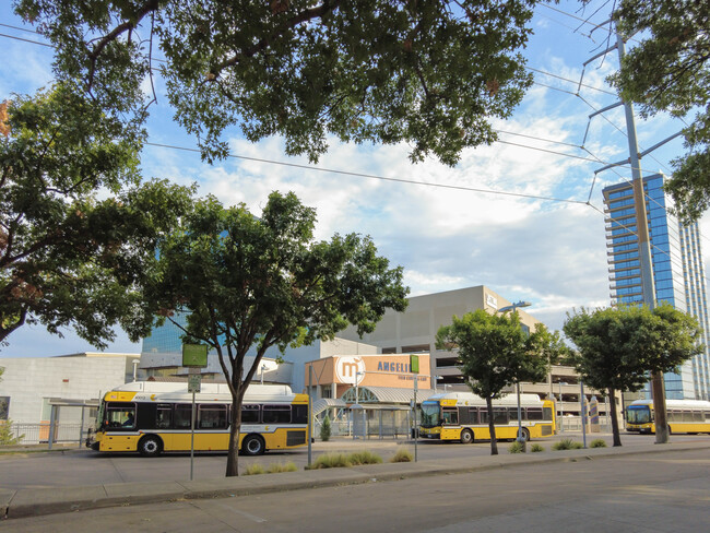 Mockingbird Station Apartments in Dallas, TX - Foto de edificio - Building Photo