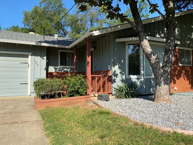 1942 Lindeena Ln in Redding, CA - Building Photo - Building Photo