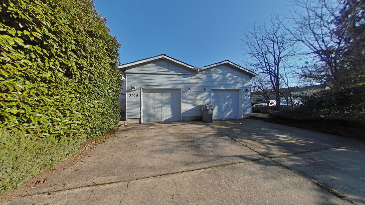 3109 NE Flintlock Pl in Corvallis, OR - Building Photo