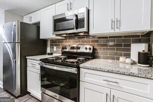3833 Peachtree Rd NE, Unit 211 in Atlanta, GA - Building Photo