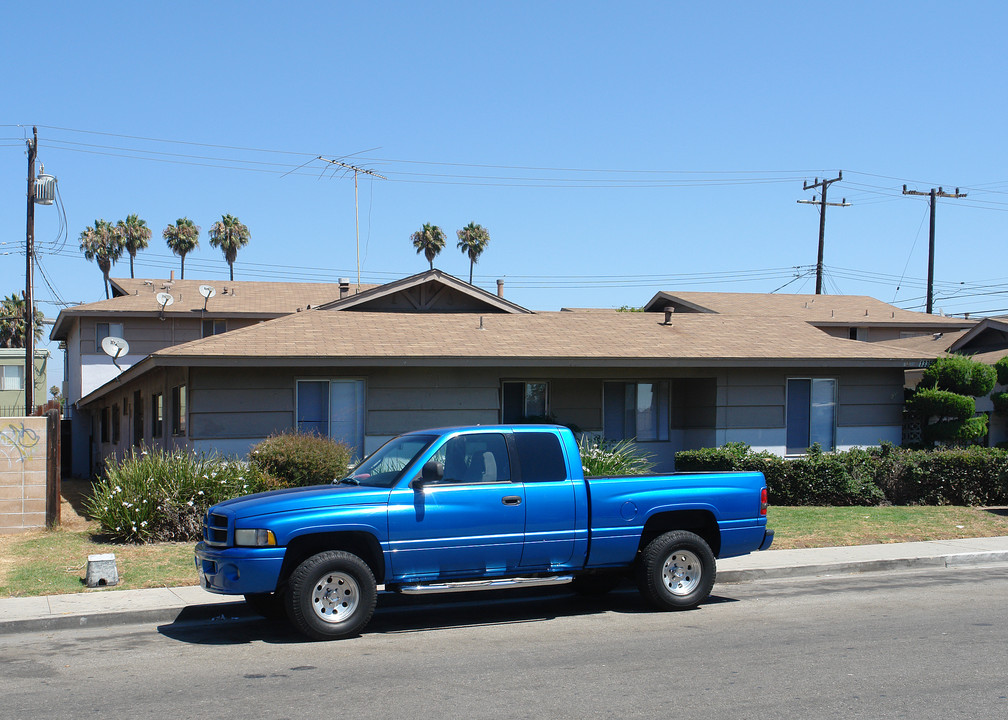 1335 W Devonshire St in Oxnard, CA - Building Photo