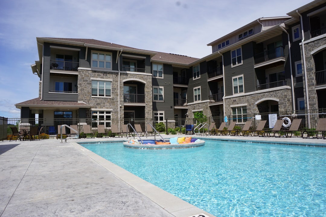 Apartments at Ten35 West in Verona, WI - Foto de edificio