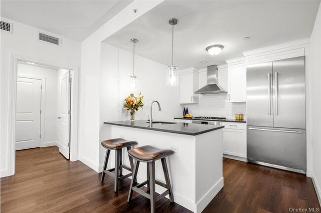 property at 10 Byron Pl