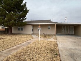 2105 W Juniper St in Roswell, NM - Building Photo