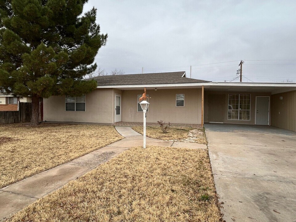 2105 W Juniper St in Roswell, NM - Building Photo