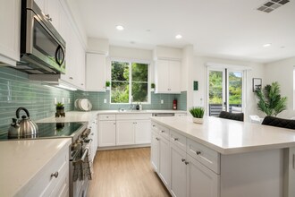 1101 Makena Wy. in Oceanside, CA - Foto de edificio - Building Photo