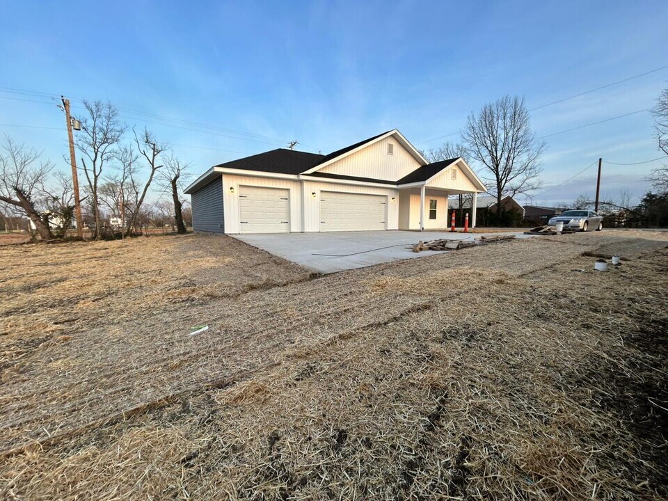 3805 Creswell Dr in Joplin, MO - Building Photo
