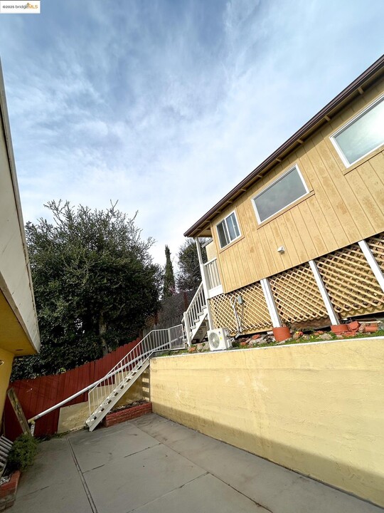 7442 Hillmont Dr in Oakland, CA - Building Photo