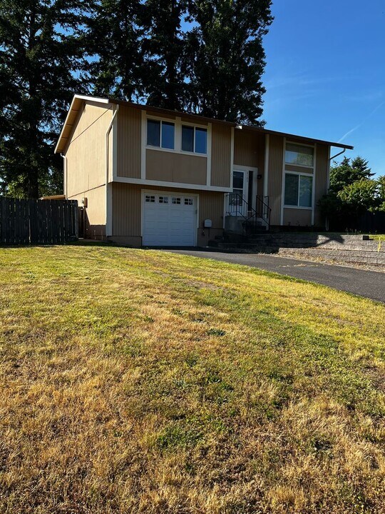 2103 25th Ave SE in Puyallup, WA - Building Photo