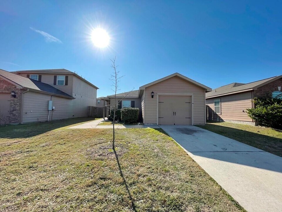113 Robertson Ln in Jarrell, TX - Building Photo