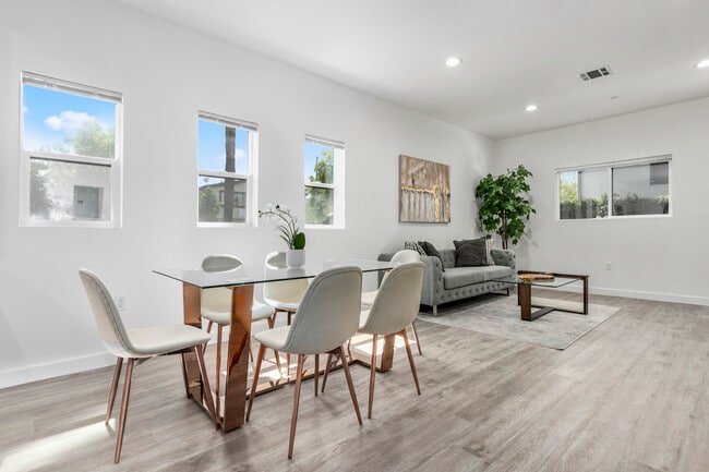 14727 Friar St, Unit #4 in Van Nuys, CA - Building Photo - Building Photo