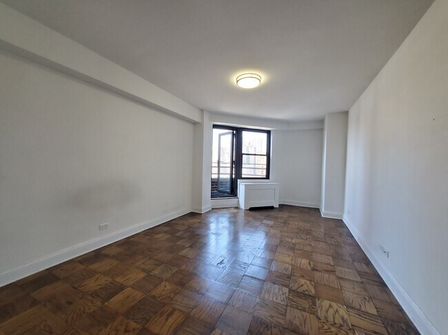 240 E 82nd St in New York, NY - Foto de edificio - Building Photo