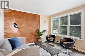 2123 Ontario St in Windsor, ON - Building Photo - Building Photo