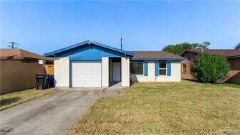 11 N 22nd St in McAllen, TX - Building Photo