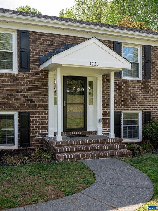 1725 Sourwood Pl in Charlottesville, VA - Building Photo